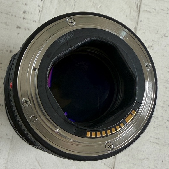 Canon Zoom Lens EF 135mm f/2.0 lens - Picture 13 of 15